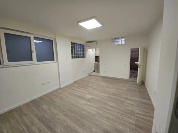 Tirane, jepet me qera zyre Kati 1, 50 m² 500 € (9-Kateshet)
