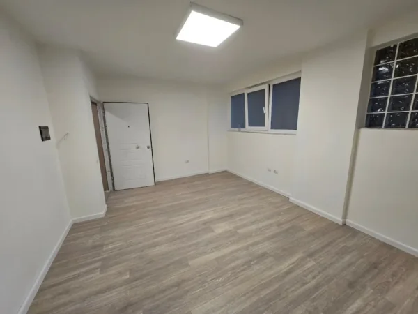Tirane, jepet me qera zyre Kati 1, 50 m² 500 € (9-Kateshet)