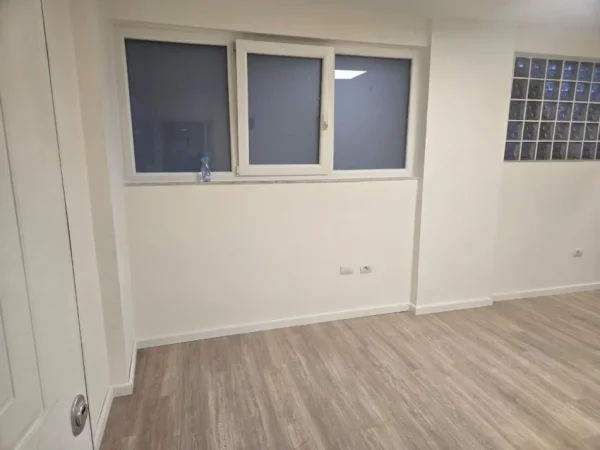 Tirane, jepet me qera zyre Kati 1, 50 m² 500 € (9-Kateshet)
