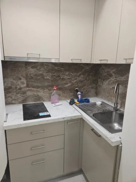 Tirane, jepet me qera zyre Kati 1, 50 m² 500 € (9-Kateshet)