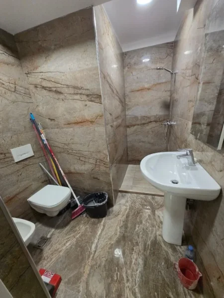 Tirane, jepet me qera zyre Kati 1, 50 m² 500 € (9-Kateshet)