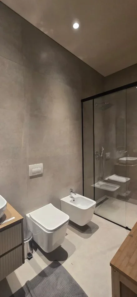 Tirane, jepet me qera apartament 2+1 , 126 m² 1.200 € (Kompleksi Delijorgji)