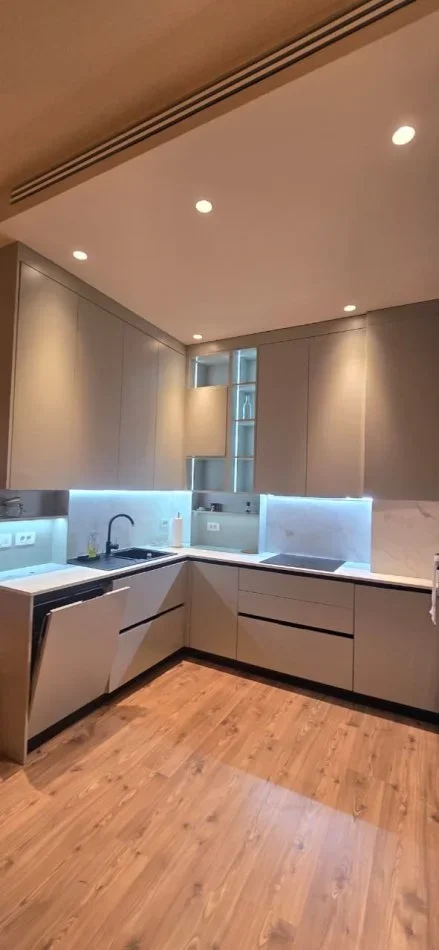 Tirane, jepet me qera apartament 2+1 , 126 m² 1.200 € (Kompleksi Delijorgji)