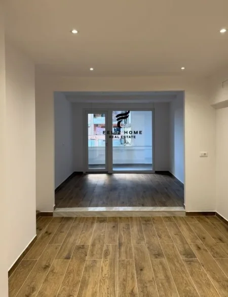 Tirane, jepet me qera zyre Kati 2, 60 m² 800 € (STACIONI TRENIT)