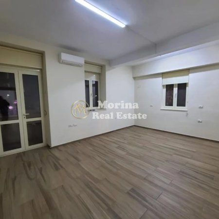 Tirane, jepet me qera ambjent biznesi Kati 2, 70 m² 1.000 € (Stacioni i Trenit)