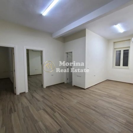 Tirane, jepet me qera ambjent biznesi Kati 2, 70 m² 1.000 € (Stacioni i Trenit)