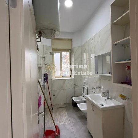 Tirane, jepet me qera ambjent biznesi Kati 2, 70 m² 1.000 € (Stacioni i Trenit)