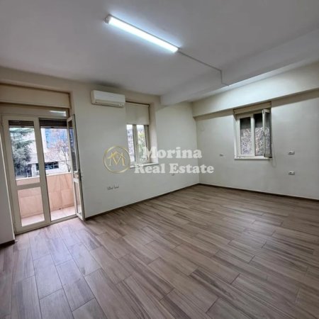 Tirane, jepet me qera ambjent biznesi Kati 2, 70 m² 1.000 € (Stacioni i Trenit)