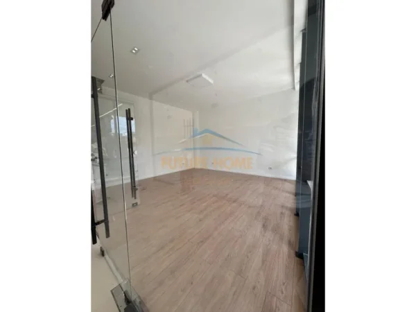 Tirane, jepet me qera ambjent biznesi Kati 1, 44 m² 730 € (mine peza)