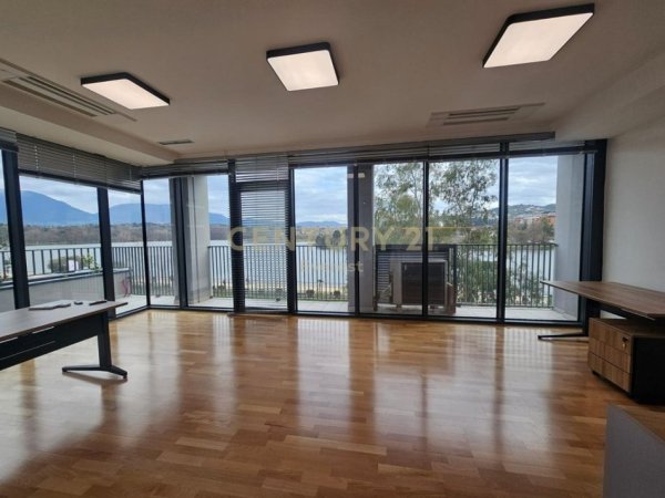 Tirane, jepet me qera ambjent biznesi Kati 3, 236 m² (Lake View)