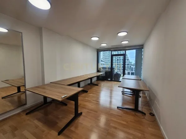 Tirane, jepet me qera ambjent biznesi Kati 3, 236 m² (Lake View)
