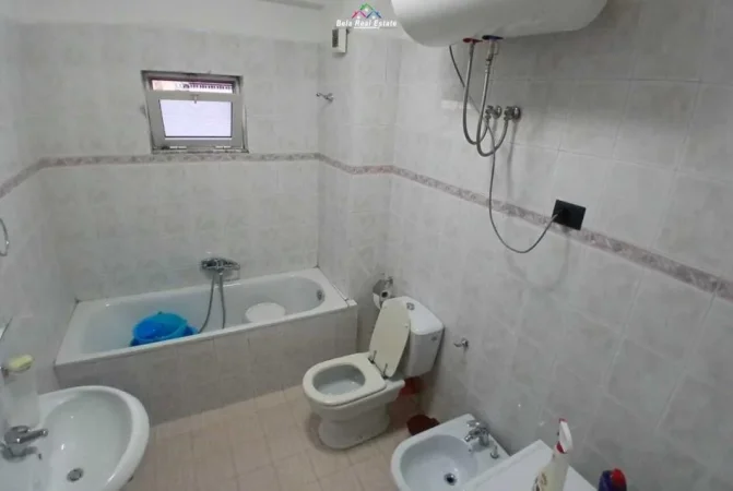 Tirane, jepet me qera apartament 1+1 Kati 10, 100 m² 600 € (prane kishes katolike)