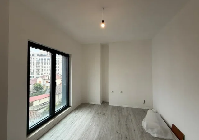 Tirane, jepet me qera zyre , 100 m² 1.000 € 