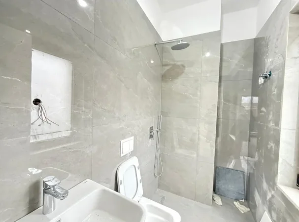 Tirane, jepet me qera zyre , 100 m² 1.000 € 