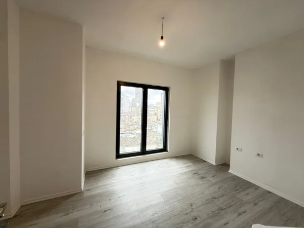 Tirane, jepet me qera ambjent biznesi Kati 3, 100 m² 1.000 € (Rruga Barrikadave prane shkolles Sami Frasheri)