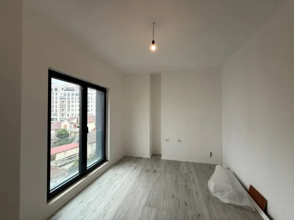 Tirane, jepet me qera ambjent biznesi Kati 3, 100 m² 1.000 € (Rruga Barrikadave prane shkolles Sami Frasheri)