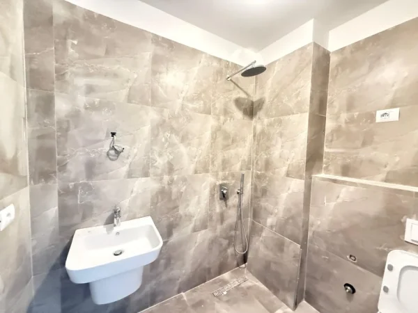 Tirane, jepet me qera ambjent biznesi Kati 3, 100 m² 1.000 € (Rruga Barrikadave prane shkolles Sami Frasheri)