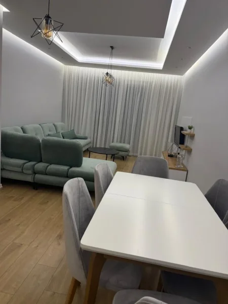 Tirane, jepet me qera apartament 2+1+2 Tualete, Kati 5, 100 m² 650 € (Rruga Kavajës, Pranë Globe, Tiranë)