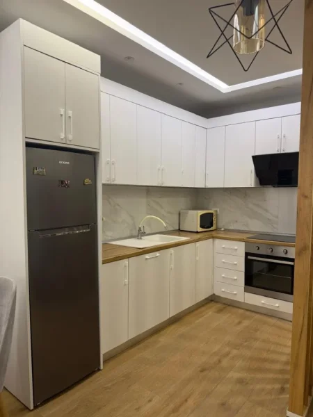Tirane, jepet me qera apartament 2+1+2 Tualete, Kati 5, 100 m² 650 € (Rruga Kavajës, Pranë Globe, Tiranë)