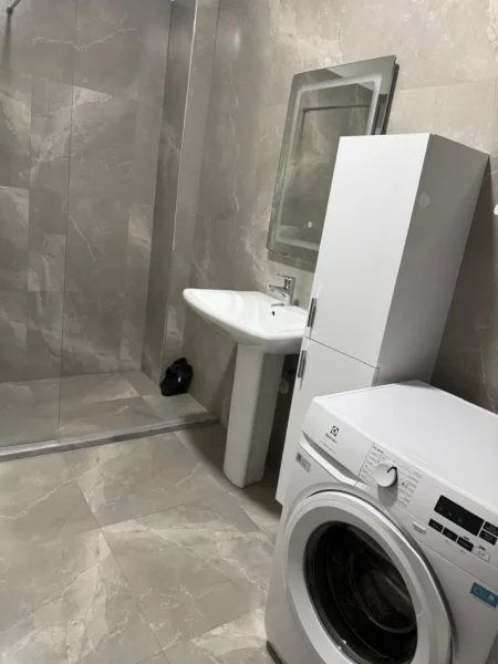 Tirane, jepet me qera apartament 2+1+2 Tualete, Kati 5, 100 m² 650 € (Rruga Kavajës, Pranë Globe, Tiranë)