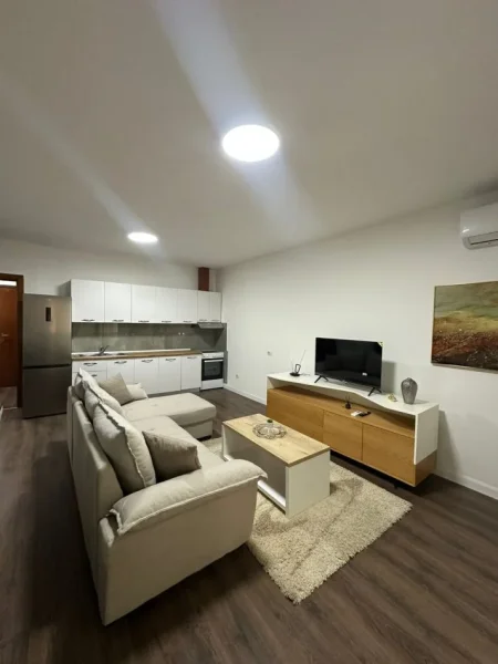 Tirane, jepet me qera apartament 3+1+Ballkon Kati 4, 136 m² 900 € (komuna parisit)