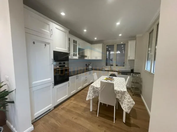 Durres, jepet me qera apartament 2+1+Ballkon Kati 5, 123 m² 1.100 € 