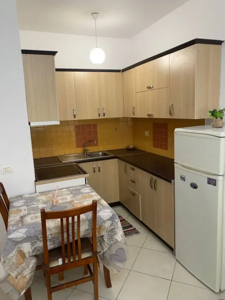 Tirane, jepet me qera apartament 1+1 Kati 3, 70 m² 500 € (Liqeni i Thatë, Tiranë)