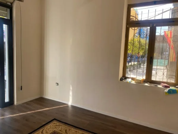 Tirane, jepet me qera dyqan Kati 0, 73 m² 1.200 € (Rruga e Dibres)
