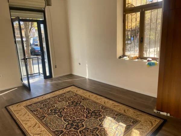 Tirane, jepet me qera dyqan Kati 0, 73 m² 1.200 € (Rruga e Dibres)
