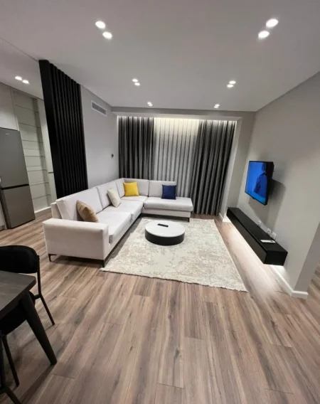 Tirane, jepet me qera apartament 2+1 Kati 7, 84 m² 700 € (ish fusha e aviacionit)