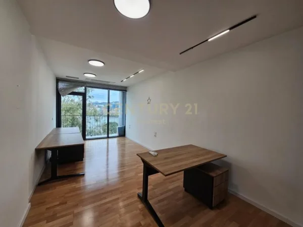Tirane, jepet me qera zyre Kati 3, 235 m² 4.000 € (Liqeni artificial)