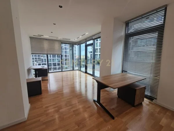 Tirane, jepet me qera zyre Kati 3, 235 m² 4.000 € (Liqeni artificial)
