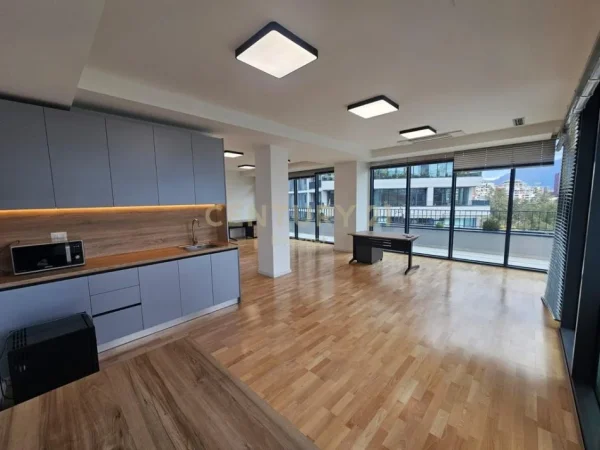 Tirane, jepet me qera zyre Kati 3, 235 m² 4.000 € (Liqeni artificial)