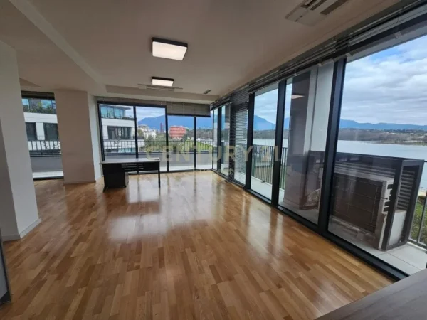 Tirane, jepet me qera zyre Kati 3, 235 m² 4.000 € (Liqeni artificial)