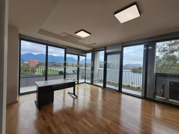 Tirane, jepet me qera zyre Kati 3, 235 m² 4.000 € (Liqeni artificial)