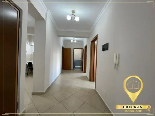 Tirane, jepet me qera zyre Kati 3, 106 m² 940 € (Rruga e Kavajes)