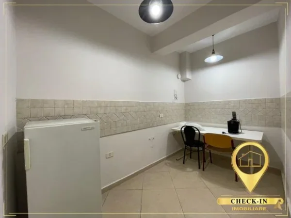 Tirane, jepet me qera zyre Kati 3, 106 m² 940 € (Rruga e Kavajes)