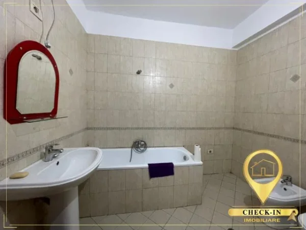 Tirane, jepet me qera zyre Kati 3, 106 m² 940 € (Rruga e Kavajes)
