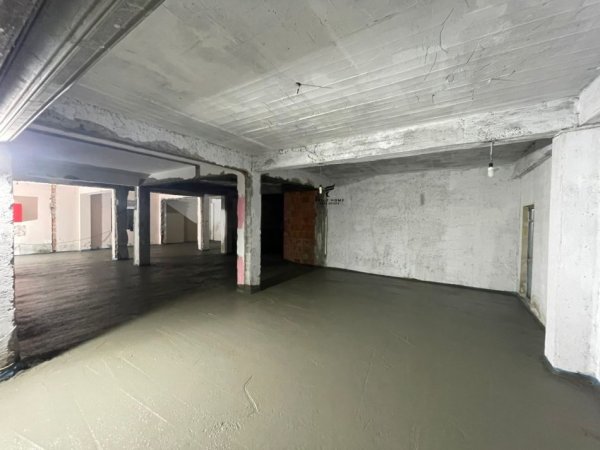 Tirane, jepet me qera dyqan Kati 0, 150 m² 2.000 € (SAUK)