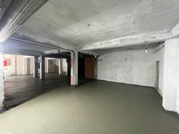 Tirane, jepet me qera dyqan Kati 0, 150 m² 2.000 € (SAUK)