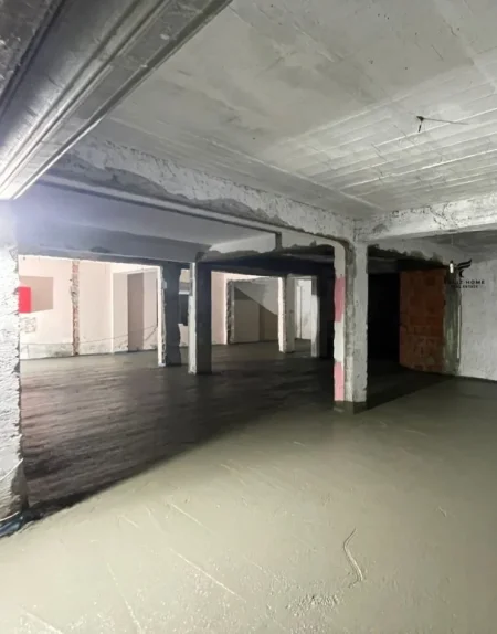 Tirane, jepet me qera dyqan Kati 0, 150 m² 2.000 € (SAUK)