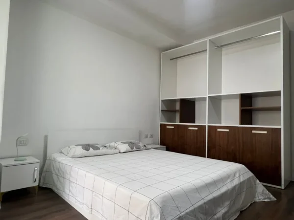 Tirane, jepet me qera apartament 3+1 , 900 € (Komuna Parisit)