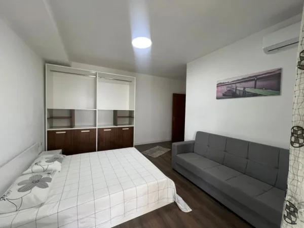 Tirane, jepet me qera apartament 3+1 , 900 € (Komuna Parisit)