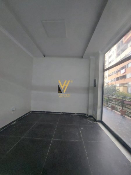 Tirane, shitet dyqan Kati 0, 46 m² 95.000 € (ASTIR)