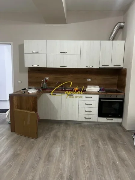 Tirane, jepet me qera apartament 1+1 Kati 7, 63 m² 400 € (ALI DEMI)