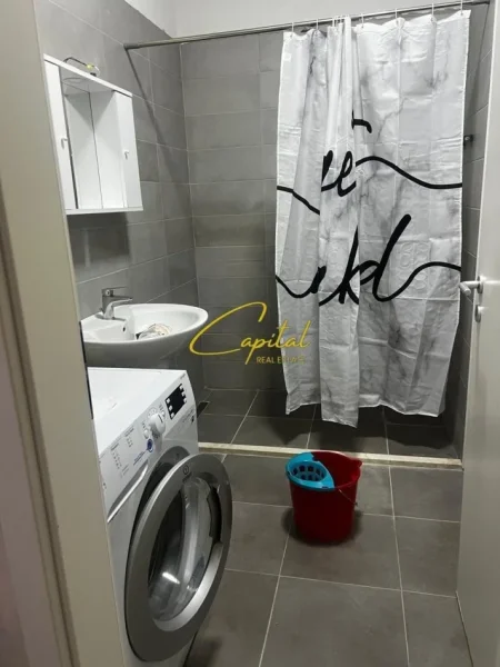 Tirane, jepet me qera apartament 1+1 Kati 7, 63 m² 400 € (ALI DEMI)