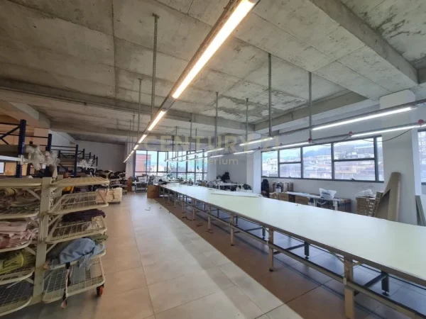 Tirane, jepet me qera ambjent biznesi Kati 0, 1.300 m² 3.300 € (Kombinat)