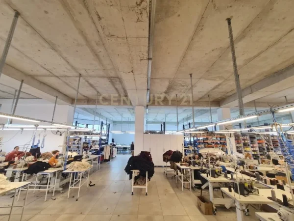Tirane, jepet me qera ambjent biznesi Kati 0, 1.300 m² 3.300 € (Kombinat)