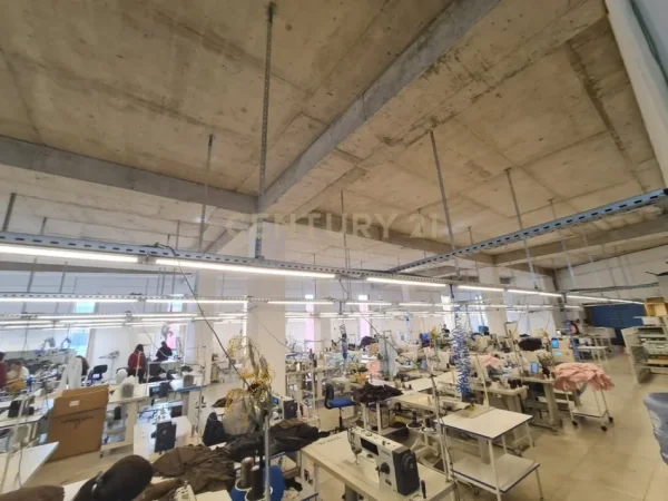 Tirane, jepet me qera ambjent biznesi Kati 0, 1.300 m² 3.300 € (Kombinat)