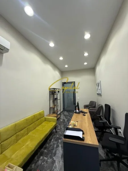 Tirane, jepet me qera zyre Kati 1, 20 m² 400 € (TREGU CAM)